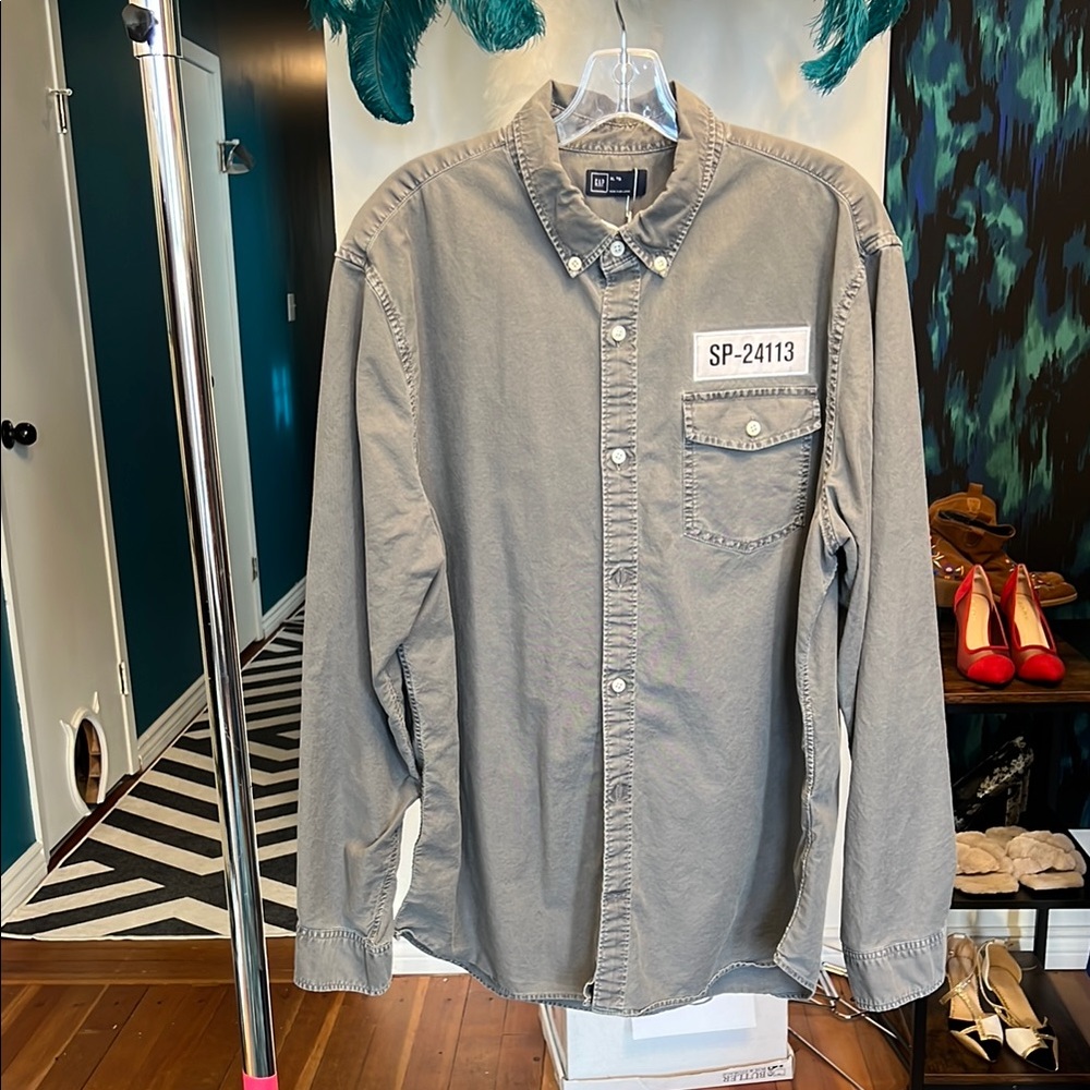 Men's Gray Button-Up Shirt